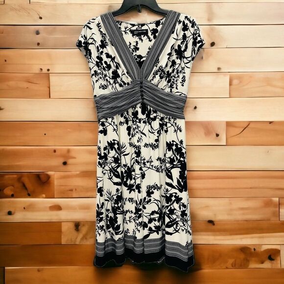 Jones New York Dresses & Skirts - Jones New York Ivory & Black Ruched V-Neck Sleeveless Floral Midi Dress Size 10